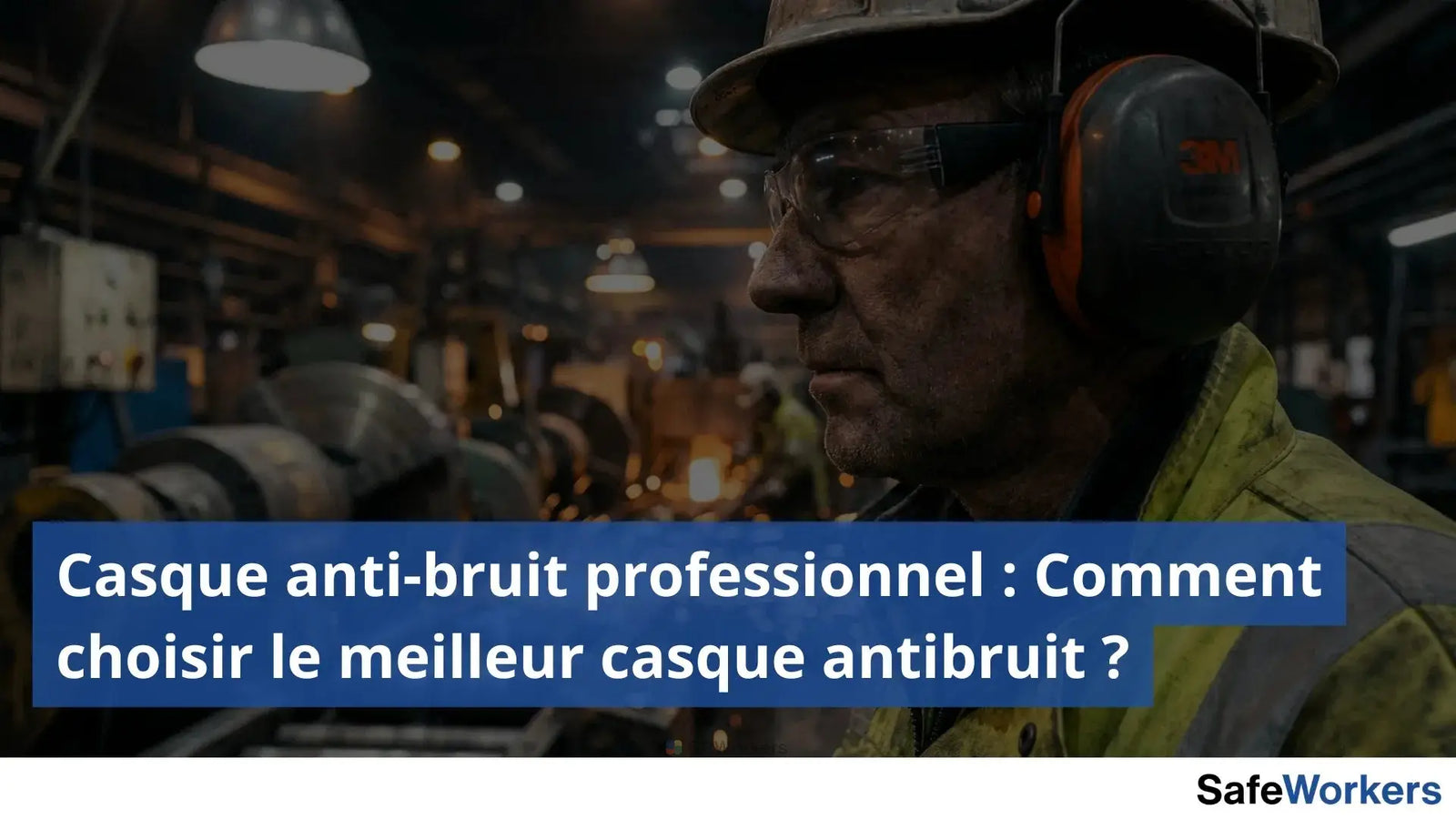 Focus sur une personne en train de travailler dans une usine qui porte de nombreux EPI dont un casque de protection auditive et lunettes de protection