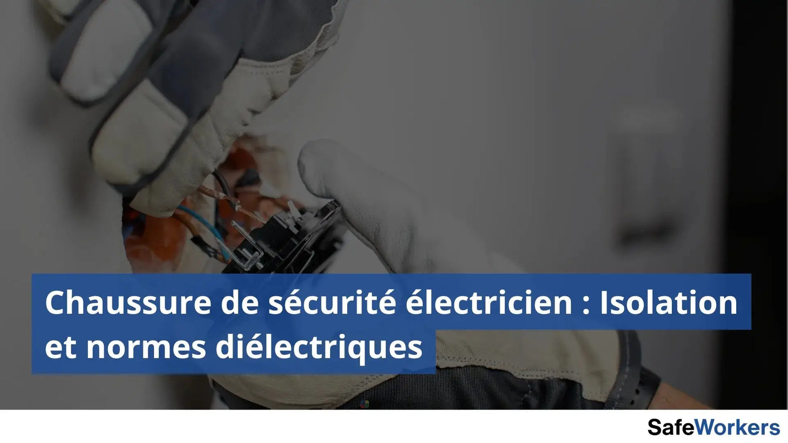 Électricien en train de réparer un prise et équipé de plusieurs EPI dont des chaussures de sécurité ESD et des gants de protection ESD