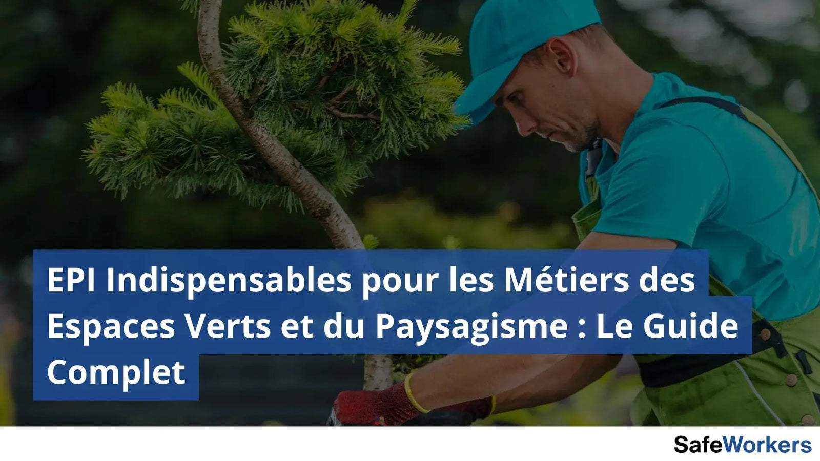 Paysagiste en train de travailler et équipé de plusieurs EPI dont des gants de protection anti-coupure