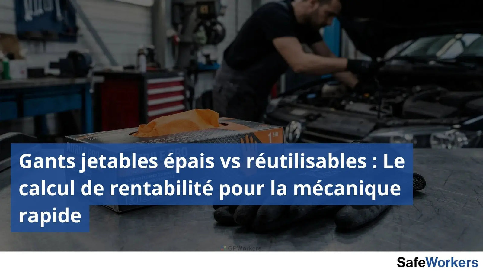 Mécanicien en train de réparer une voiture utilisant des gants jetables en nitrile ainsi que des gants de protection