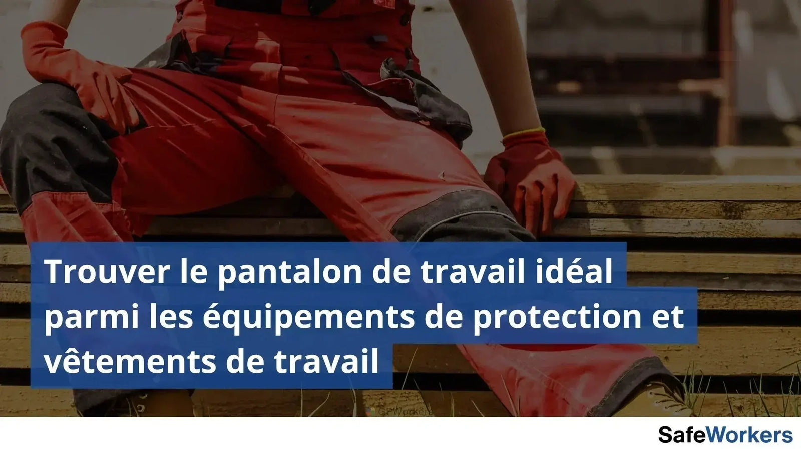 Employé de chantier équipé d'un pantalon de travail de couleur orange rouge et assis sur des planches de bois