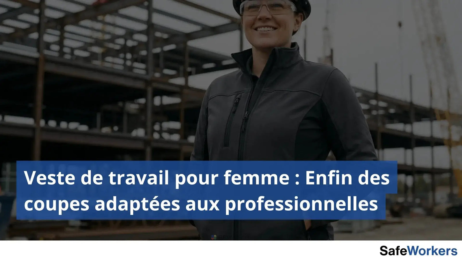 Femme portant une softshell, et un caque ainsi que des lunettes de protection sur un chantier