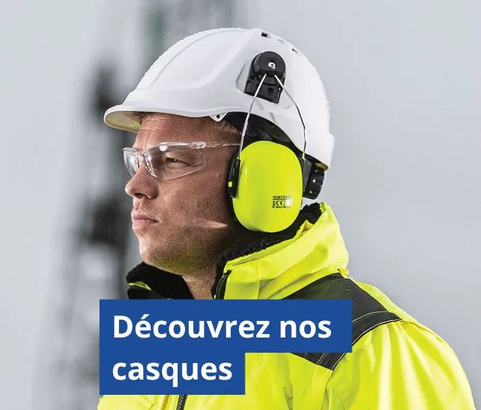 Homme en vêtements de travail portant un casque de protection pour la tête et un casque de protection auditive