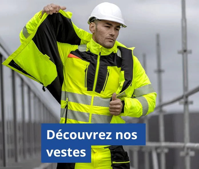 Employé de chantier qui porte une veste de haute visibilité et des EPI comme un casque de chantier pour la protection de la tête